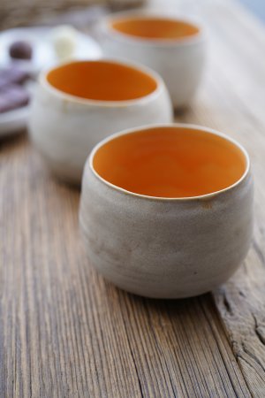 handgetöpferter Keramik Mocca Kaffee Becher orange weiß